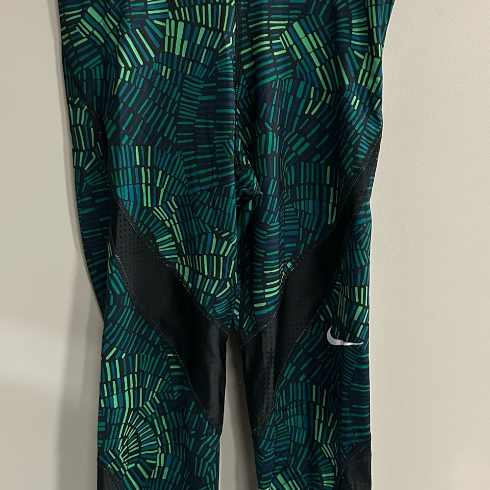 Nike pro women’s green cropped leggings